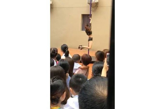 Trung Quốc: Trường mẫu giáo mừng khai giảng bằng... múa cột - Ảnh 2.
