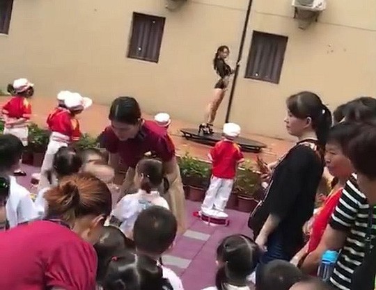 Trung Quốc: Trường mẫu giáo mừng khai giảng bằng... múa cột - Ảnh 1.