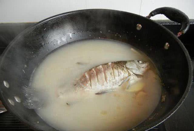 Đầu bếp nhà hàng 40 năm tiết lộ: Khi nấu cá, chú ý đến 3 điểm này để thịt cá thơm mềm bổ dưỡng, không nát không tanh - Ảnh 2.