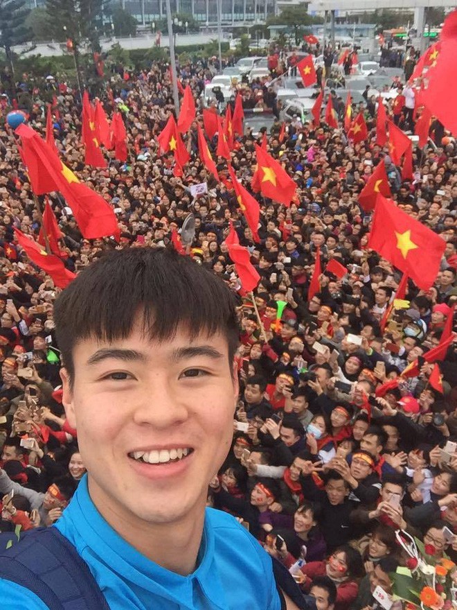 Những bức ảnh thú vị về trình selfie của Bùi Tiến Dũng và đồng bọn: Từ Thường Châu đến ASIAD vẫn 1 biểu cảm duy nhất  - Ảnh 11.