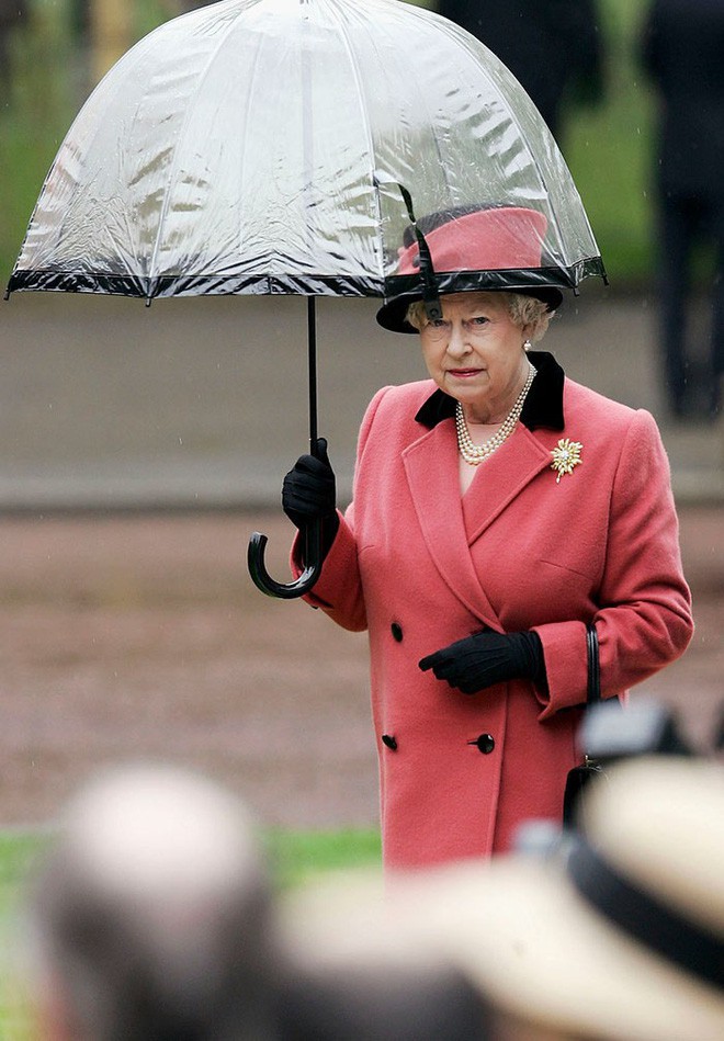 Những hình ảnh chứng tỏ niềm đam mê mãnh liệt của Nữ hoàng Anh với những chiếc ô lồng chim đủ màu sắc - Ảnh 11.