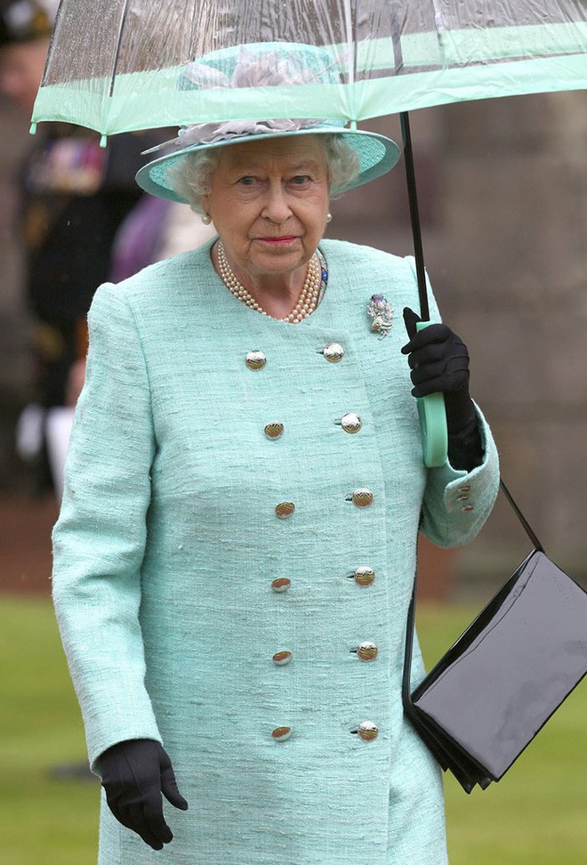 Những hình ảnh chứng tỏ niềm đam mê mãnh liệt của Nữ hoàng Anh với những chiếc ô lồng chim đủ màu sắc - Ảnh 12.