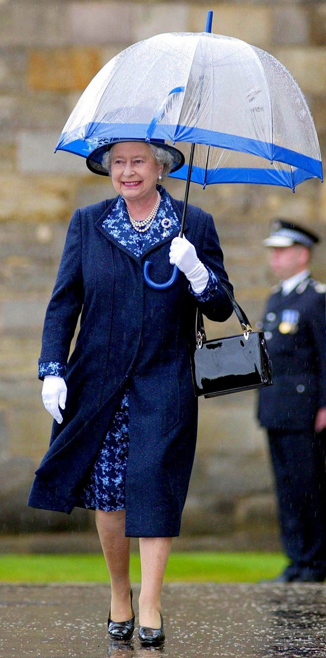 Những hình ảnh chứng tỏ niềm đam mê mãnh liệt của Nữ hoàng Anh với những chiếc ô lồng chim đủ màu sắc - Ảnh 13.