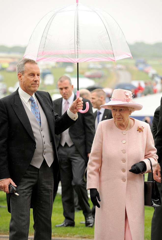 Những hình ảnh chứng tỏ niềm đam mê mãnh liệt của Nữ hoàng Anh với những chiếc ô lồng chim đủ màu sắc - Ảnh 14.