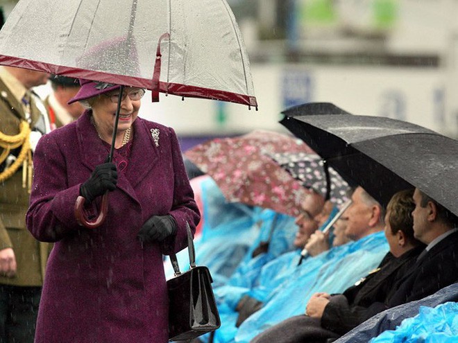 Những hình ảnh chứng tỏ niềm đam mê mãnh liệt của Nữ hoàng Anh với những chiếc ô lồng chim đủ màu sắc - Ảnh 15.