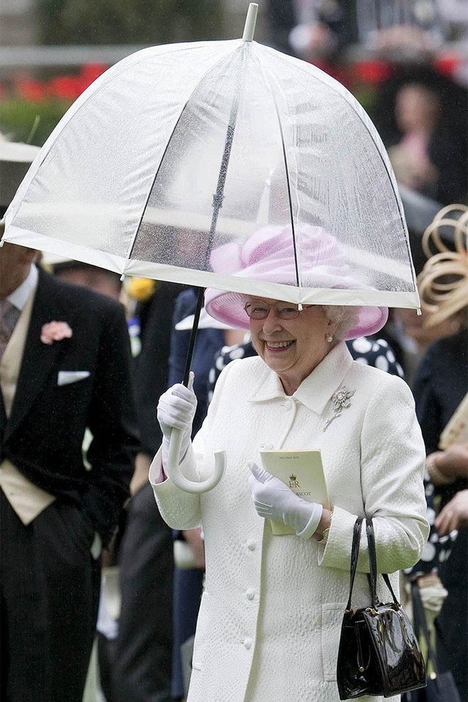 Những hình ảnh chứng tỏ niềm đam mê mãnh liệt của Nữ hoàng Anh với những chiếc ô lồng chim đủ màu sắc - Ảnh 16.