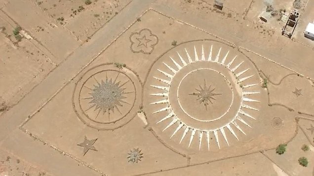 Người đàn ông Thụy Sĩ xây bãi đỗ UFO ngay giữa sa mạc vì nghe thấy lời thỉnh cầu của người ngoài hành tinh - Ảnh 3.