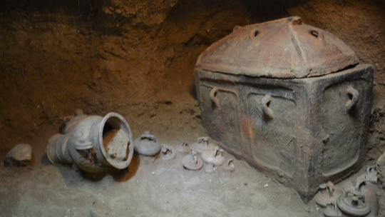 Ô tô sụt hố, lọt xuống mộ cổ 3.400 năm - Ảnh 3.