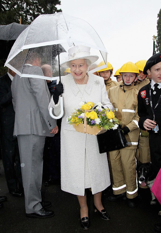 Những hình ảnh chứng tỏ niềm đam mê mãnh liệt của Nữ hoàng Anh với những chiếc ô lồng chim đủ màu sắc - Ảnh 8.