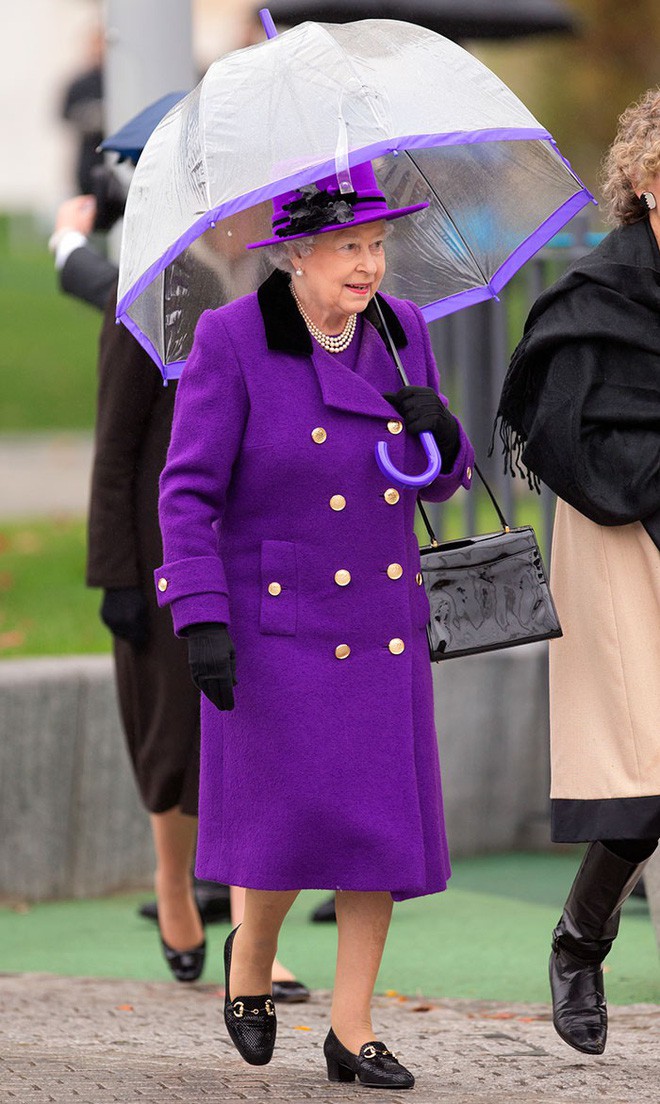 Những hình ảnh chứng tỏ niềm đam mê mãnh liệt của Nữ hoàng Anh với những chiếc ô lồng chim đủ màu sắc - Ảnh 9.