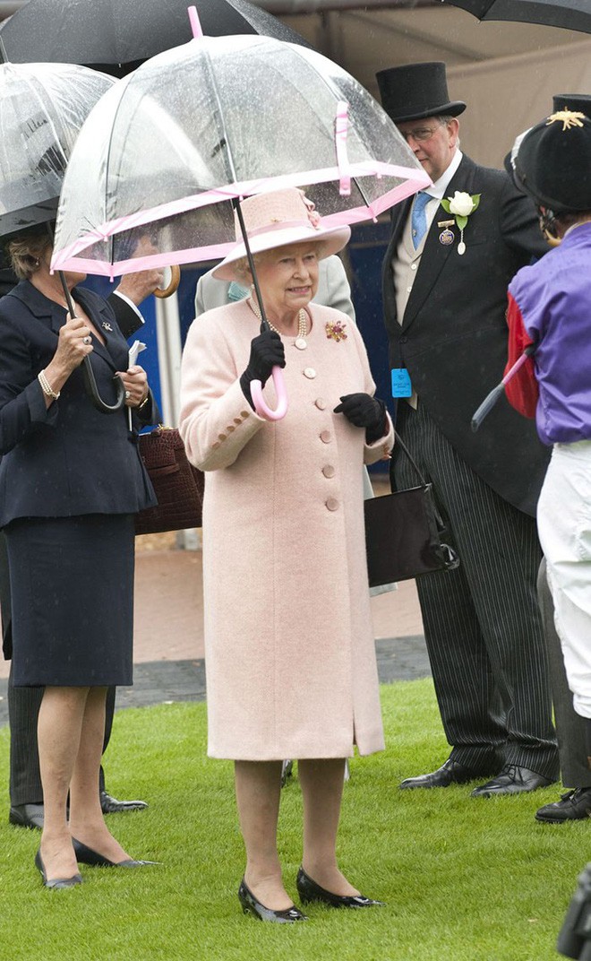 Những hình ảnh chứng tỏ niềm đam mê mãnh liệt của Nữ hoàng Anh với những chiếc ô lồng chim đủ màu sắc - Ảnh 10.