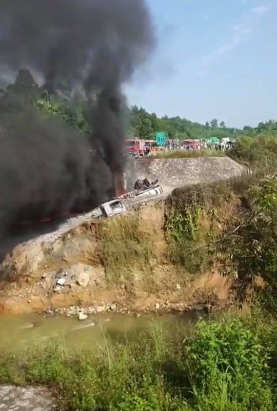 Xe bồn chở dầu đâm ô tô con rồi lao xuống thành cầu bốc cháy, cột khói cao hàng trăm mét - Ảnh 1.