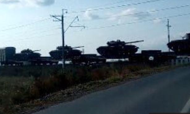 Lộ hình ảnh gần 1.000 xe tăng Nga áp sát biên giới Ukraine? - Ảnh 2.