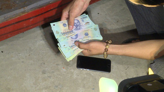 Đưa con đến trường, ch&ocirc;m lu&ocirc;n v&iacute; của c&ocirc; gi&aacute;o - Ảnh 1.