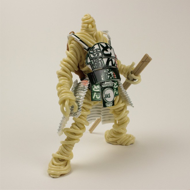 Th&iacute;ch th&uacute; với m&ocirc; h&igrave;nh chiến binh được người nghệ sĩ Nhật Bản tạo n&ecirc;n từ mỳ ăn liền - Ảnh 1.