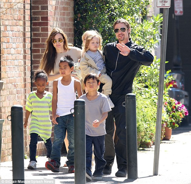 Con gái ruột Angelina Jolie cao lớn phổng phao, ngày càng giống hệt con trai sau tin đồn muốn chuyển giới - Ảnh 4.