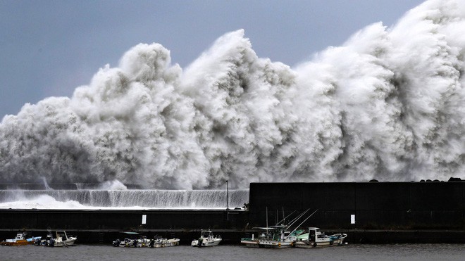Hình ảnh: Nhật Bản hoang tàn, đổ nát sau liên tiếp siêu bão Jebi và động đất 6 độ Richter ở Hokkaido - Ảnh 24.