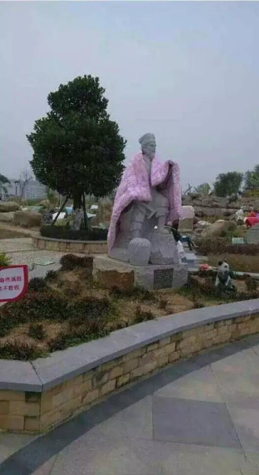 Trung Quốc: Đắp chăn lên tượng cho thắm đượm tình người - Ảnh 11.