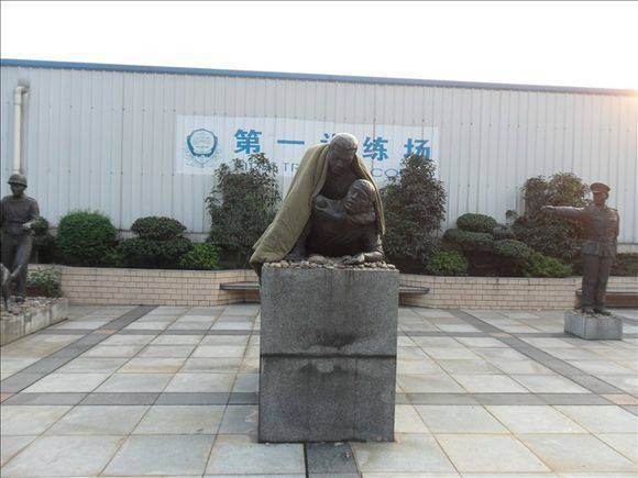 Trung Quốc: Đắp chăn lên tượng cho thắm đượm tình người - Ảnh 3.