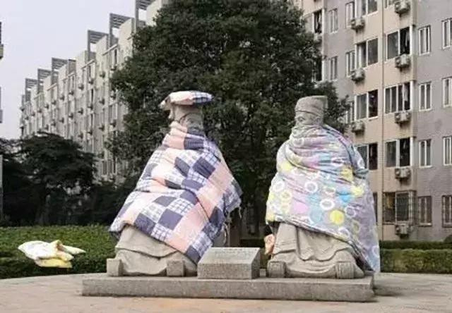 Trung Quốc: Đắp chăn lên tượng cho thắm đượm tình người - Ảnh 8.