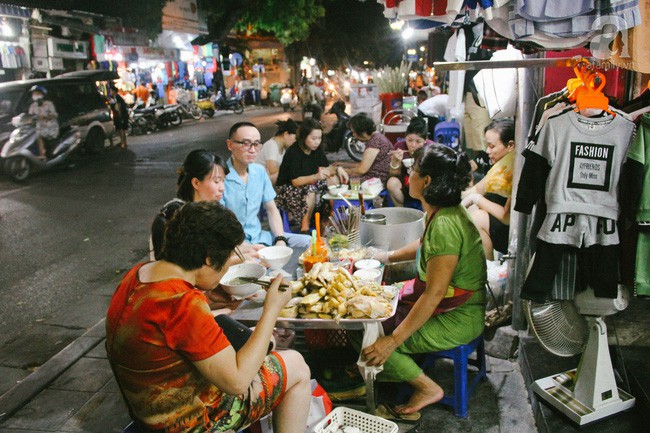 Quán bún mọc gà cứ đến giờ mở hàng là khách đứng vòng trong, vòng ngoài chờ, tốc độ hết hàng nhanh đến chóng mặt trên phố Hàng Ngang - Ảnh 1.