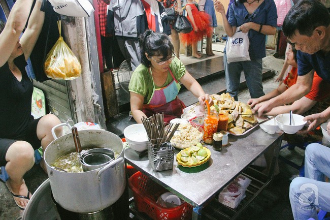 Quán bún mọc gà cứ đến giờ mở hàng là khách đứng vòng trong, vòng ngoài chờ, tốc độ hết hàng nhanh đến chóng mặt trên phố Hàng Ngang - Ảnh 2.