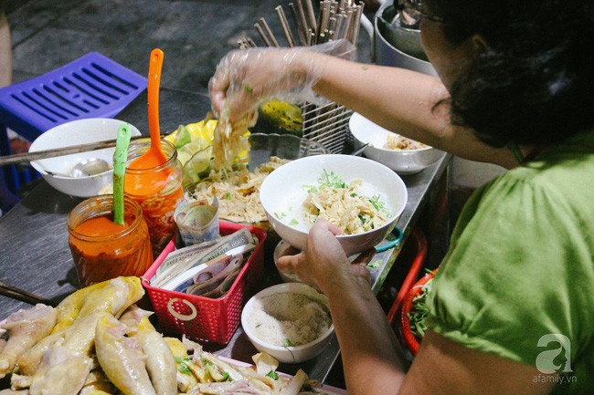 Quán bún mọc gà cứ đến giờ mở hàng là khách đứng vòng trong, vòng ngoài chờ, tốc độ hết hàng nhanh đến chóng mặt trên phố Hàng Ngang - Ảnh 6.