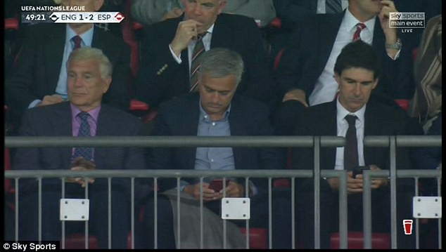 Luke Shaw bất tỉnh sau chấn thương hi hữu, Mourinho lo sốt vó - Ảnh 6.