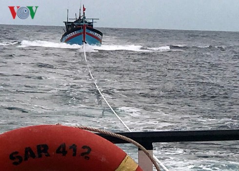 Vượt sóng dữ cứu 8 thuyền viên tàu ĐNa 90397 TS gặp nạn trên biển - Ảnh 3.