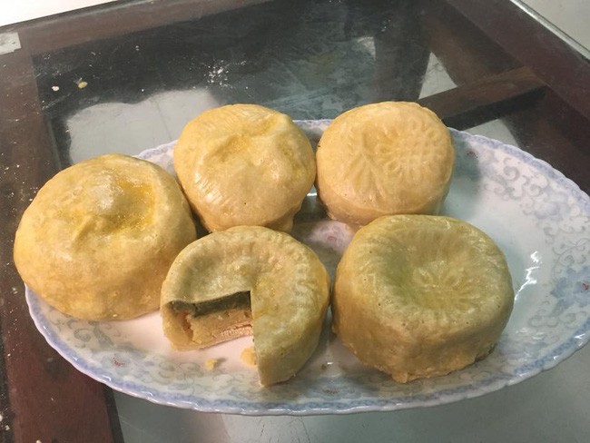 Dân mạng cười ngất với cô gái làm bánh trung thu bằng lò vi sóng, hình thức đã không ra gì mà vị thì cún cũng không chịu ăn - Ảnh 2. Dân mạng cười ngất với cô gái làm bánh trung thu bằng lò vi sóng, hình thức đã không ra gì mà vị thì cún cũng không chịu ăn - Ảnh 2.