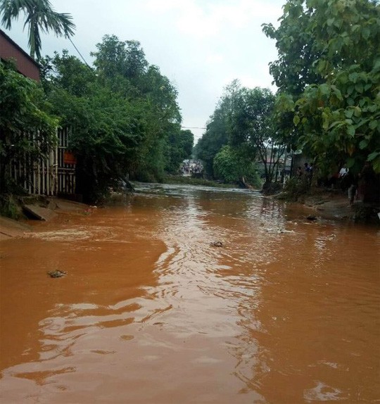 Vỡ đập quặng thải, hàng ngàn m3 chất thải độc hại tràn ra đường, nhà dân - Ảnh 2. Vỡ đập quặng thải, hàng ngàn m3 chất thải độc hại tràn ra đường, nhà dân - Ảnh 2.