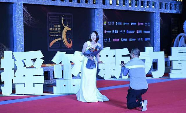 Fan cuồng bất ngờ quỳ xuống với hoa và nhẫn cầu hôn, bị sao nữ từ chối đành lủi thủi ra về - Ảnh 1.