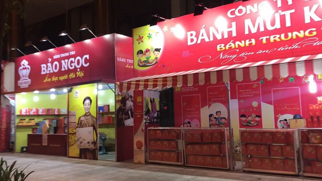 Ảm đạm thị trường bánh trung thu, nơi không bóng người, nơi treo biển giảm giá - Ảnh 1. Ảm đạm thị trường bánh trung thu, nơi không bóng người, nơi treo biển giảm giá - Ảnh 1.