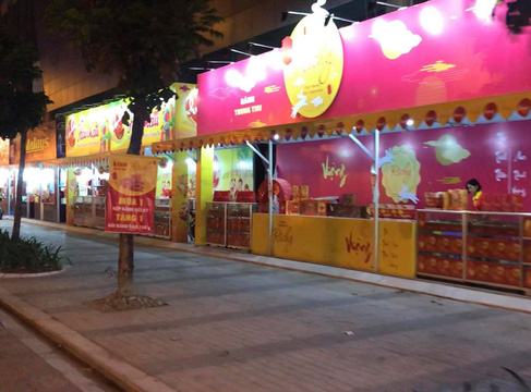 Ảm đạm thị trường bánh trung thu, nơi không bóng người, nơi treo biển giảm giá - Ảnh 2. Ảm đạm thị trường bánh trung thu, nơi không bóng người, nơi treo biển giảm giá - Ảnh 2.