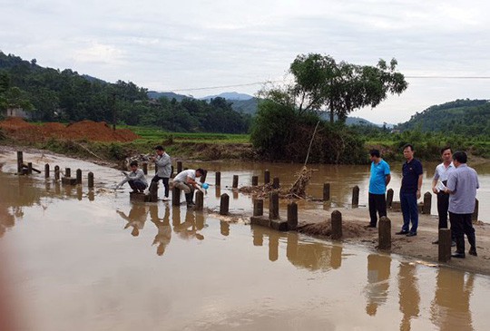 Vỡ đập quặng thải, hàng ngàn m3 chất thải độc hại tràn ra đường, nhà dân - Ảnh 3.