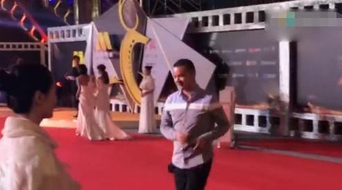 Fan cuồng bất ngờ quỳ xuống với hoa và nhẫn cầu hôn, bị sao nữ từ chối đành lủi thủi ra về - Ảnh 3.