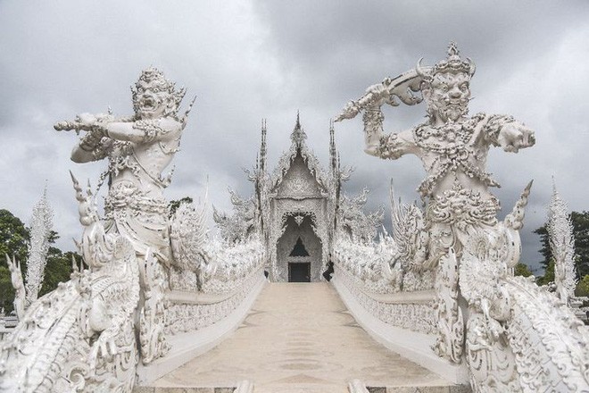 Thăm quan ngôi đền Thái Lan sở hữu cây cầu địa ngục, cánh tay người chết và cổng vào thiên đường - Ảnh 3.