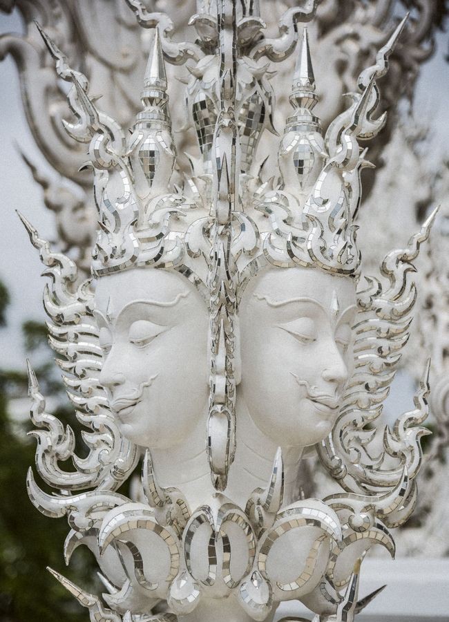 Thăm quan ngôi đền Thái Lan sở hữu cây cầu địa ngục, cánh tay người chết và cổng vào thiên đường - Ảnh 4.