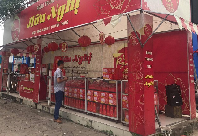 Ảm đạm thị trường bánh trung thu, nơi không bóng người, nơi treo biển giảm giá - Ảnh 4. Ảm đạm thị trường bánh trung thu, nơi không bóng người, nơi treo biển giảm giá - Ảnh 4.