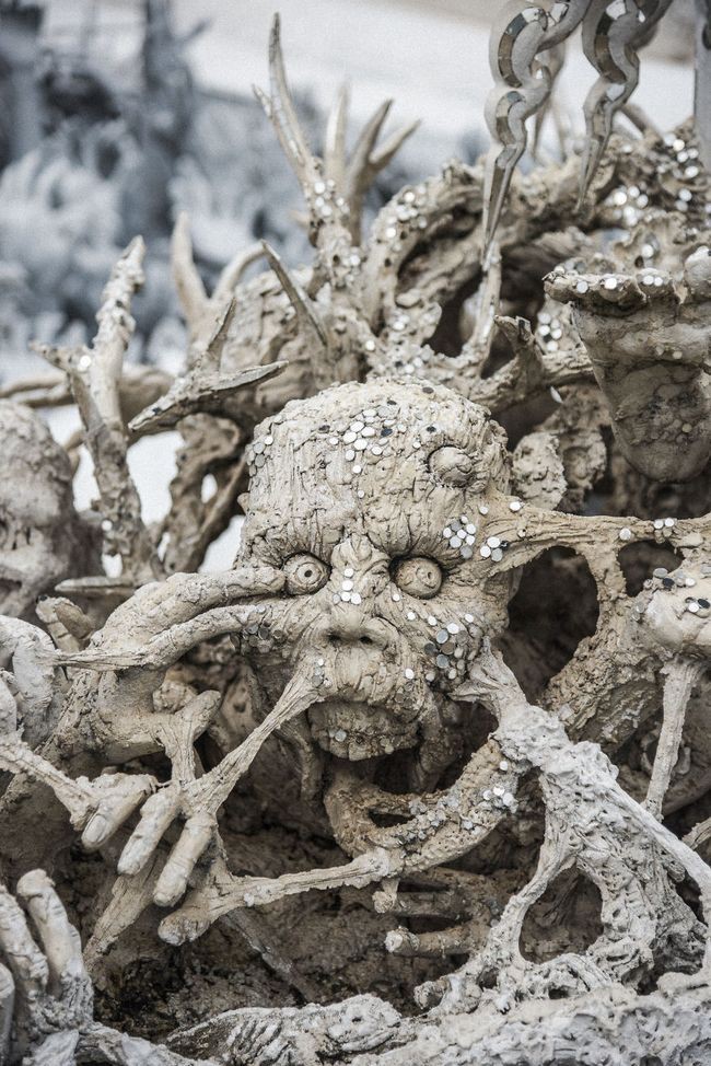 Thăm quan ngôi đền Thái Lan sở hữu cây cầu địa ngục, cánh tay người chết và cổng vào thiên đường - Ảnh 7.