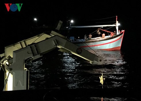 Vượt sóng dữ cứu 8 thuyền viên tàu ĐNa 90397 TS gặp nạn trên biển - Ảnh 2.