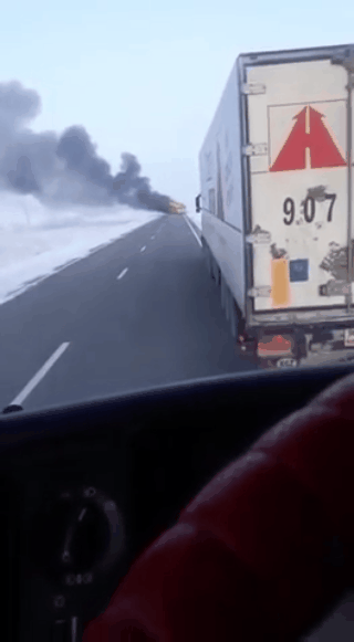 Kazakhstan: Xe buýt bất ngờ cháy rụi, 52 hành khách tử nạn - Ảnh 3.