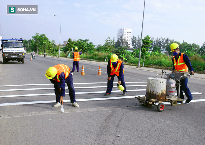 Cận cảnh máy kẻ vạch đường nước người ta: Chính xác từng milimet mà không cần người lái - Ảnh 1.