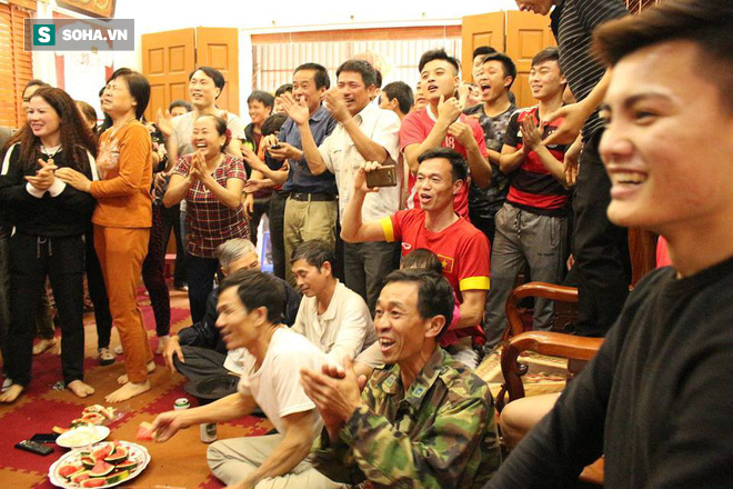 Gia đình Quang Hải vỡ òa sau bàn gỡ của U23 Việt Nam - Ảnh 1.
