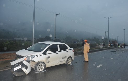 Xe Hyundai đâm chết 5 công nhân: Tài xế trốn khỏi hiện trường chưa đến công an trình diện - Ảnh 2.