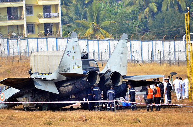 Trượt khỏi đường băng, MiG-29K ngã dúi đầu, bốc cháy - Ảnh 1.