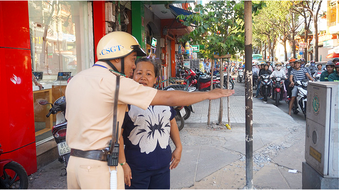 Nhiều người Sài Gòn không biết đi bộ sai luật có thể bị phạt tù đến 15 năm - Ảnh 8.