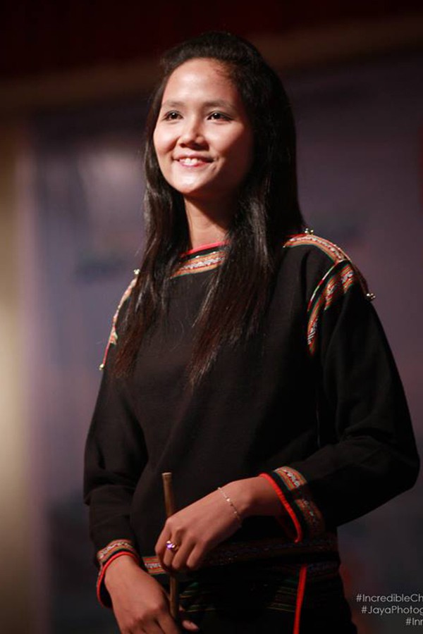 Lộ ảnh Hoa hậu HHen Niê để tóc dài, đi diễn văn nghệ thời chưa ai biết đến - Ảnh 2.