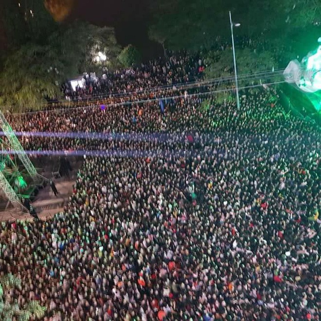 Clip: Thiếu nữ biểu diễn màn đứng trên đám đông nổi bật nhất đêm Countdown tại Hà Nội - Ảnh 2.