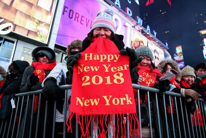 Nước Mỹ chính thức bước vào năm mới 2018, tình yêu ngập tràn quảng trường Thời Đại - Ảnh 3.